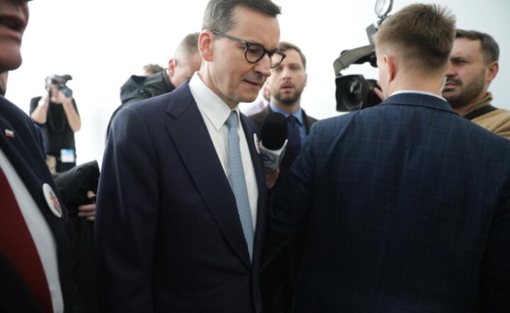 Były premier, poseł PiS Mateusz Morawiecki (C) w Sejmie w Warszawie / autor: PAP/Tomasz Gzell