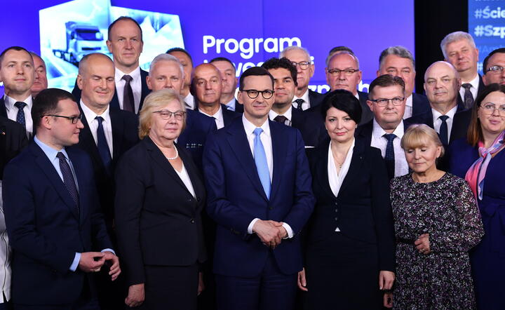 premier Mateusz Morawiecki, wiceszef MSWiA Paweł Szefernaker z samorządowcami / autor: fotoserwis PAP