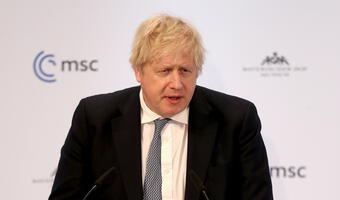 Johnson: znosimy restrykcje, ale musimy być ostrożni