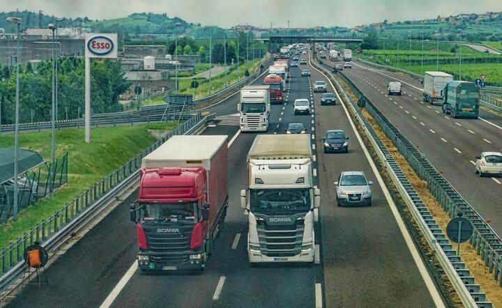 Dyrektywa UE może zablokować rozwój polskiej  branży transportowej  / autor: Pixabay