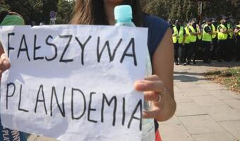 Ulicami Warszawy przeszedł marsz "Zakończyć pandemię! Dość kłamstw!"