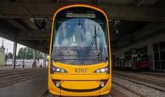 Skandal w Warszawie. Nowe tramwaje nie mieszczą się na przystankach