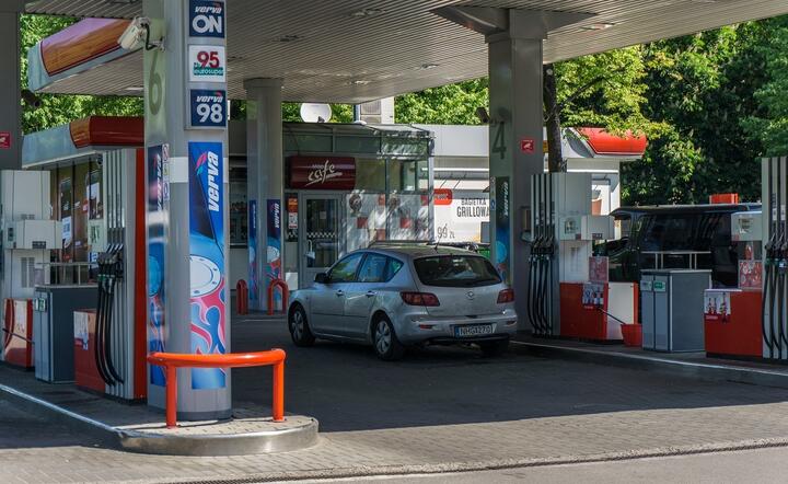 PKN Orlen szuka producenta soków tłoczonych pod marką własną spółki i sprzedawanych na stacjach spółki / autor: Fratria / AS