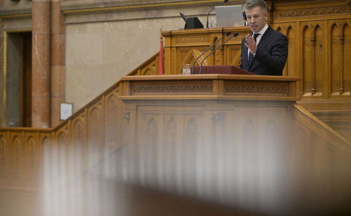 Premier Węgier Peter Magyar przemawia na forum węgierskiego parlamentu,  / autor: PAP/EPA/Robert Hegedus