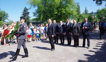 Prezydent oddał hołd M. i L. Kaczyńskim