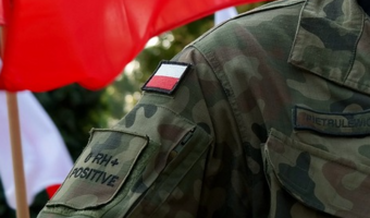 Polecił żołnierzom oglądać TVP Info. Rozkaz uchylono