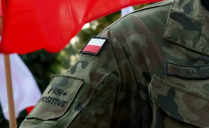 Polecił żołnierzom oglądać TVP Info. Rozkaz uchylono