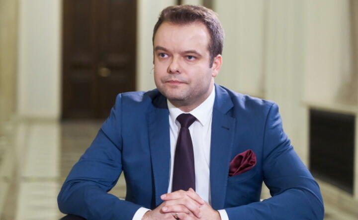 Rzecznik prasowy Prawa i Sprawiedliwości Rafał Bochenek podczas wypowiedzi dla mediów w siedzibie Sejmu w Warszawie, 11 b / autor: PAP/Mateusz Marek