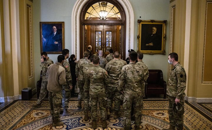 Żołnierze Pennsylvania National Guard przygotowują się do ochrony Kapitolu / autor: PAP/EPA