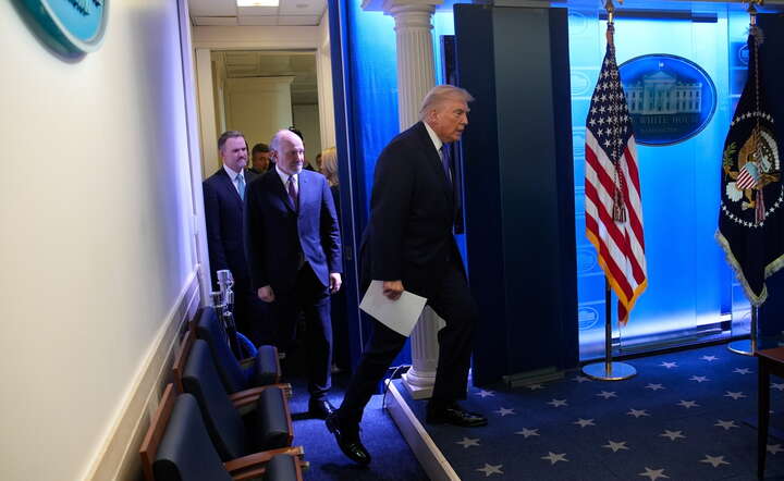Prezydent USA Donald Trump na konferencji prasowej w Białym Domu w sprawie ceł / autor: PAP/EPA/YURI GRIPAS