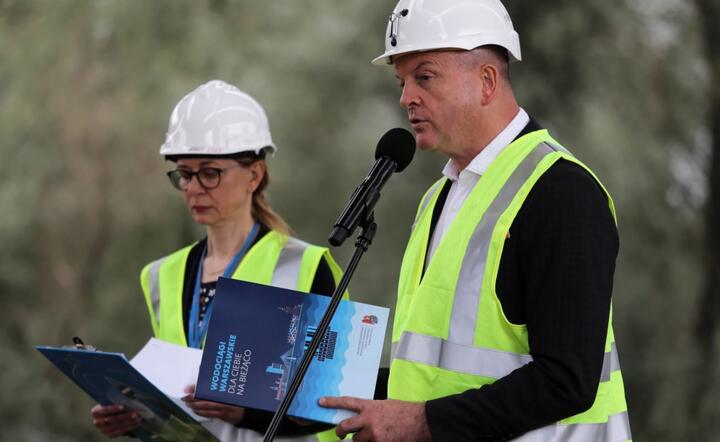 Zastępczyni dyrektora Pionu Wody MPWiK Anna Olejnik (L) oraz wiceprezydent miasta Warszawy Robert Soszyński (P)  / autor: PAP/Tomasz Gzell