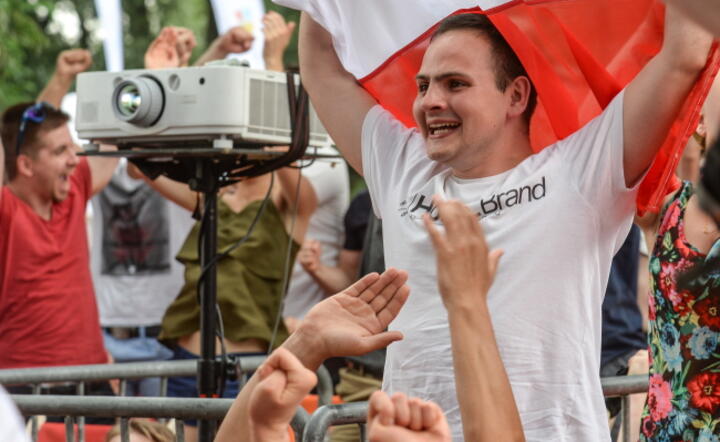 Strefa Kibica w Warszawie, fot. PAP/MARCIN OBARA, PAP/EPA/YURI KOCHETKOV, PAP/BARTŁOMIEJ ZBOROWSKI (2),PAP/EPA/JEAN-CHRISTOPHE BOTT (2), PAP/EPA/ROBERT GHEMENT 