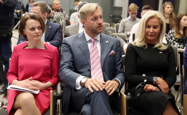 Jadwiga Emilewicz, Chris Jamroz, Sarah Chamberlain / autor: PAP/Tomasz Gzell