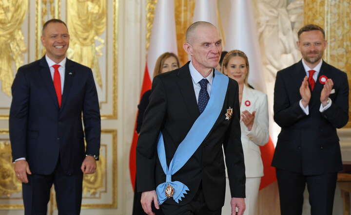 Andrzej Poczobut (C) odebrał od prezydenta Karola Nawrockiego (1L) order przyznany w ubiegłym roku / autor: PAP/Paweł Supernak