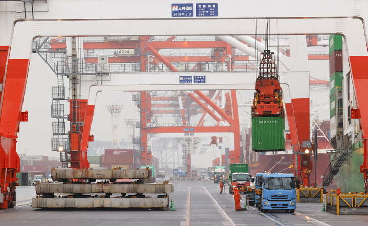 Port kontenerowy w Tokio, Japonia / autor: PAP/EPA/RODRIGO REYES MARIN