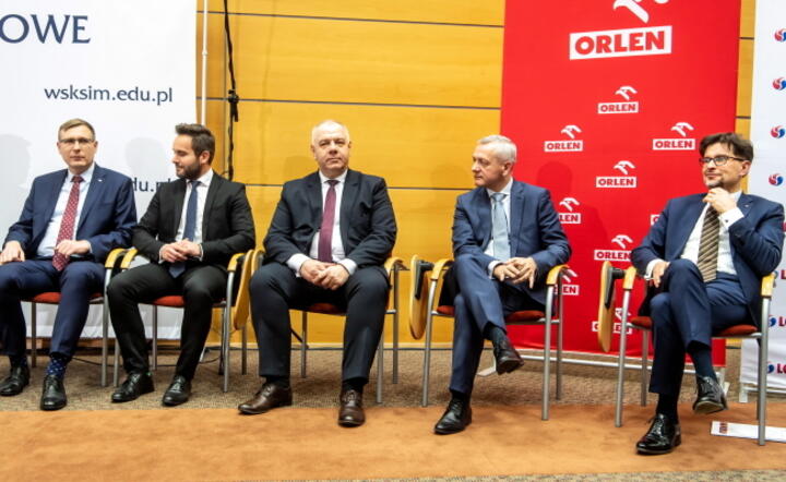  Wicepremier, minister aktywów państwowych Jacek Sasin (C), sekretarz stanu w Ministerstwie Aktywów Państwowych Maciej Małecki (L) oraz minister cyfryzacji Marek Zagórski (2P) / autor: PAP/Tytus Żmijewski
