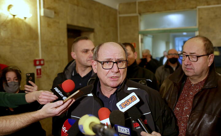 Szef górniczej "Solidarności" Bogusław Hutek (C) oraz przewodniczący Związku Zawodowego Górników Dołowych Jerzy Demski (P) / autor: fotoserwis PAP