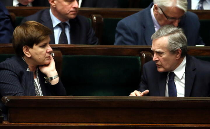 Premier Beata Szydło i wicepremier Piotr Gliński w ławach rządowych w Sejmie, fot. PAP / Tomasz Gzell