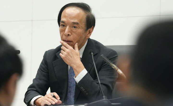 Gubernator Banku Japonii Kazuo Ueda na konferencji prasowe po posiedzeniu BoJ / autor: PAP/EPA/KIMIMASA MAYAMA
