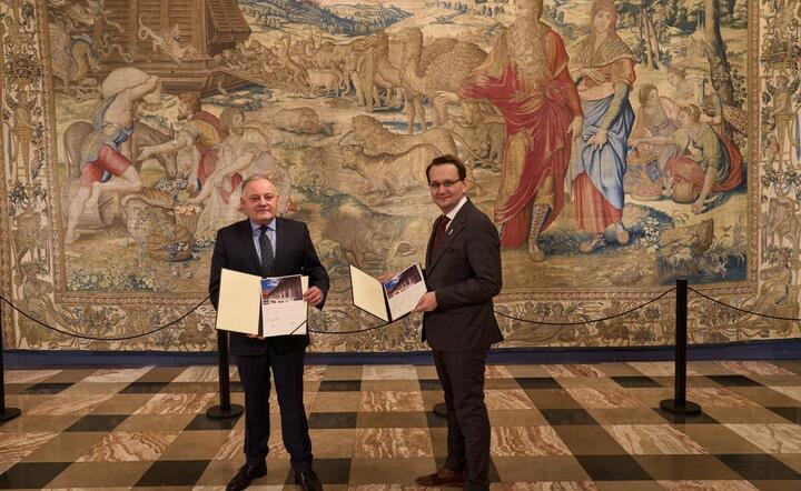 Wojciech Dąbrowski, prezes PGE oraz dr. hab Andrzej Betlej, dyrektor Zamku Królewskiego na Wawelu / autor: mat. prasowe