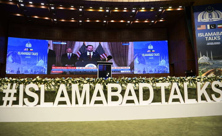 Wiceprezydent USA J.D. Vance na konferencji prasowej w Islamabadzie po rozmowach i przed opuszczeniem Pakistanu / autor: PAP/EPA/SOHAIL SHAHZAD 