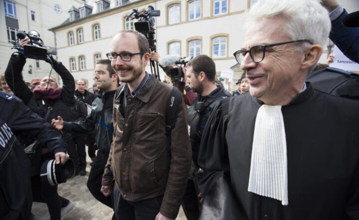 Były pracownik PricewaterhouseCoopers, Antoine Deltour po pierwszym dniu rozprawy, fot. PAP/EPA/JULIEN WARNAND
