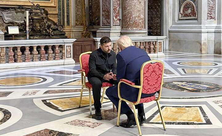 Rozmowa prezydentów USA i Ukrainy w bazylice św. Piotra w Watykanie przed uroczystościami pogrzebowymi papieża Franciszka / autor: PAP/EPA/PRESIDENTIAL PRESS SERVICE