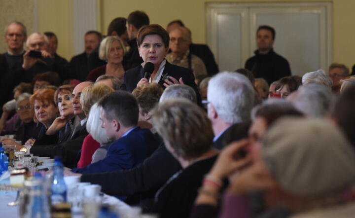 Premier Beata Szydło podczas spotkania w Makowie Mazowieckim w ramach podsumowania 100 dni pracy swojego gabinetu, fot. PAP/Radek Pietruszka 