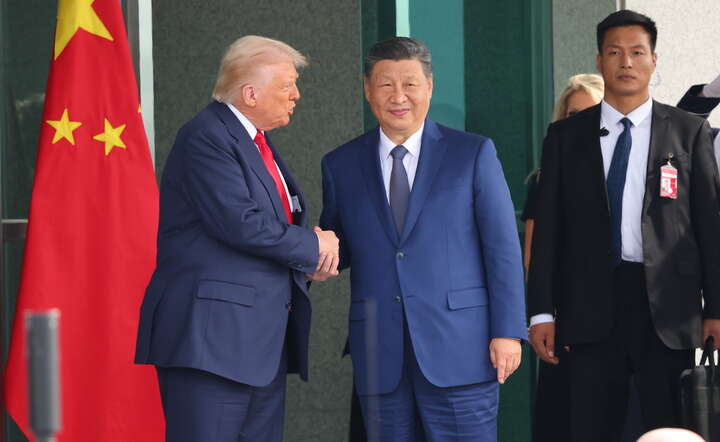Prezydent USA Donald Trump (L) i prezydent Chin Xi Jinping (P) po spotkaniu w Busan (Korea Południowa) / autor: PAP/ EPA/YONHAP