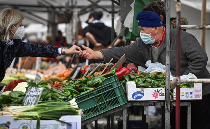 Uliczny market w Alcala de Henares koło Madrytu / autor: PAP/EPA
