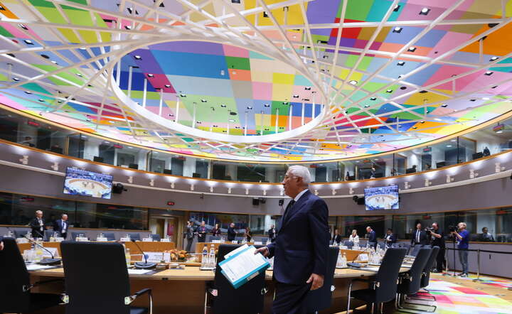 Szef Rady Europejskiej na sali obrad plenarnych Parlamentu Europejskiego przed początkiem szczytu UE / autor: PAP/EPA/OLIVIER HOSLET 