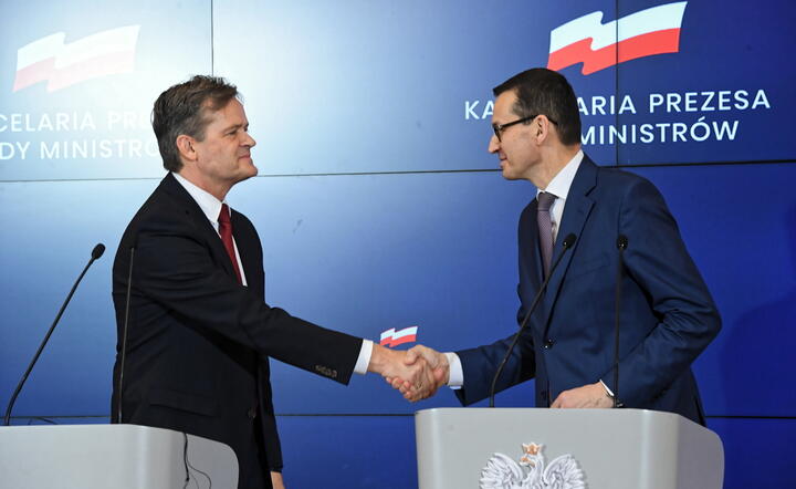 Premier Mateusz Morawiecki i członek Zarządu Mercedes-Benz Cars ds. produkcji i łańcucha dostaw Markus Schäfer  / autor: PAP/Radek Pietruszka