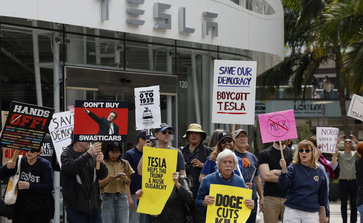 Protest pod salonem Tesli w Santa Monica (Kalifornia,USA) / autor: PAP/EPA/CAROLINE BREHMAN