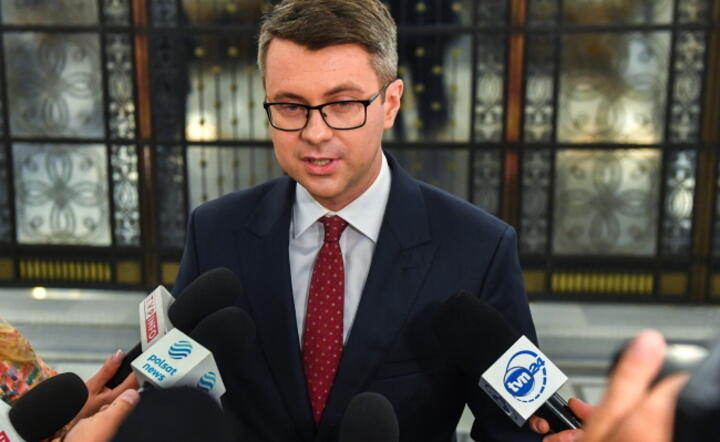  Rzecznik rządu Piotr Mueller po posiedzeniu klubu Prawa i Sprawiedliwości / autor: PAP/Piotr Nowak