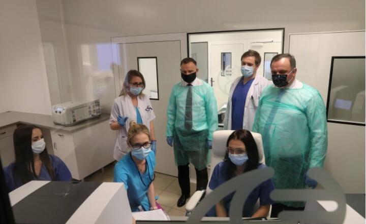 Prezydent RP Andrzej Duda (4P), 5 bm. podczas wizyty w laboratorium genetycznym GYNCENTRUM w Parku Naukowo-Technologicznym w Sosnowcu / autor: PAP/Igor Smirnow/KPRP