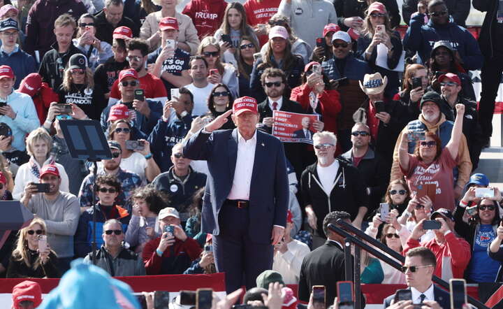 Donald Trump w czasie spotkania z wyborcami w mieście Vandalia w stanie Ohio.  / autor: Fot.  MARK LYONS/EPA/PAP