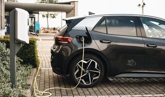 Polacy nie potrafią wskazać różnic między elektrykami, a hybrydami