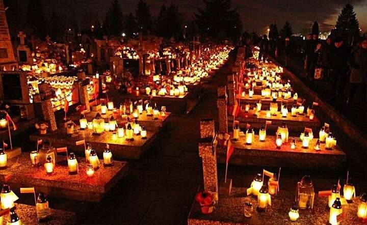 Polski cmentarz w Dzień Zaduszny. / autor: Freepik