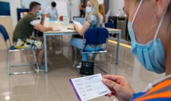 Paszport covidowy w postaci bransoletki? Ruszają testy
