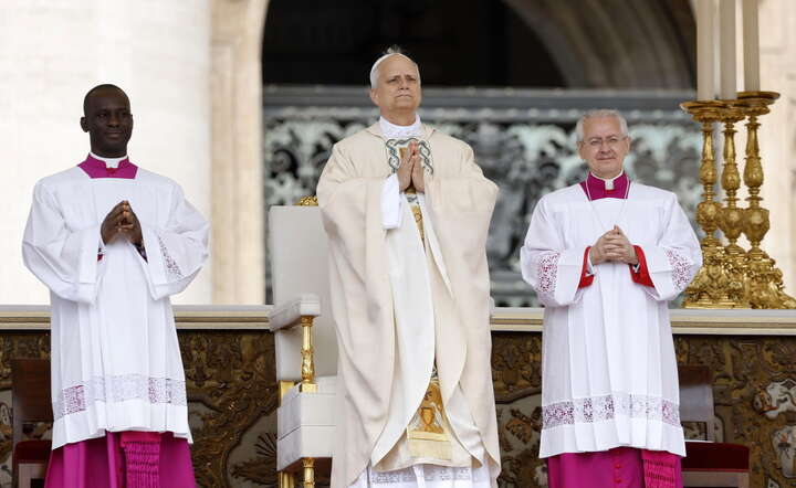 Papież Leon XIV sprawuje mszę inauguracyjną w Watykanie / autor: PAP/ EPA/FABIO FRUSTACI
