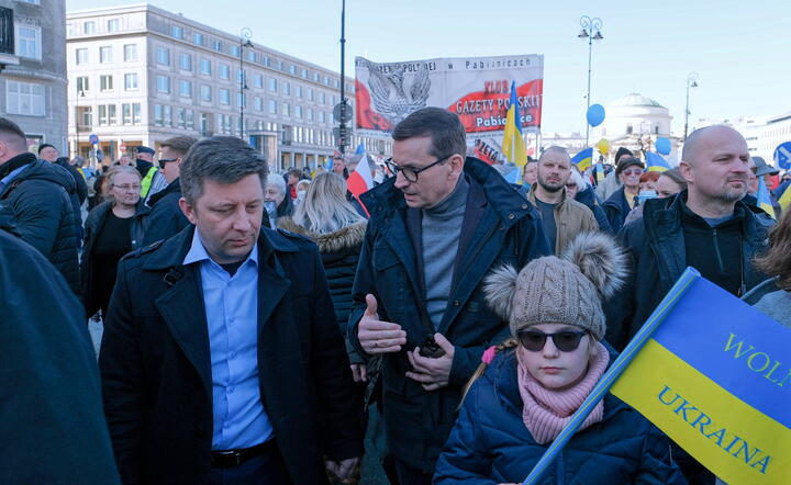 premier Mateusz Morawiecki i szef KPRM Michał Dworczyk podczas proukraińskiej manifestacji w Warszawie / autor: fotoserwis PAP