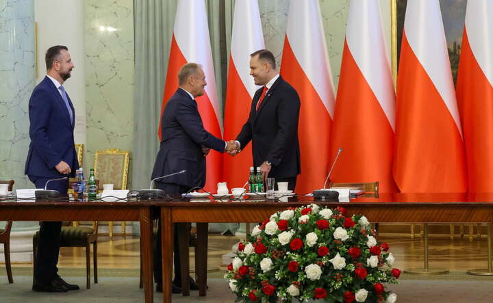 Prezydent RP Karol Nawrocki (P), premier Donald Tusk (C) oraz wicepremier, minister obrony narodowej Władysław Kosiniak-Kamysz (L) podczas posiedzenia Rady Gabinetowej w Pałacu Prezydenckim / autor: PAP/Albert Zawada