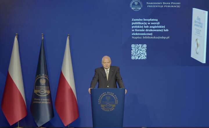 Prezes NBP prof. Adam Glapiński na konferencji prasowej, 3 kwietnia 2025 / autor: materiały prasowe NBP / YT @nbppl - screen