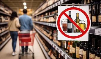 Polacy ograniczają zakup alkoholu. "Co czwarty już w ogóle nie kupuje'"