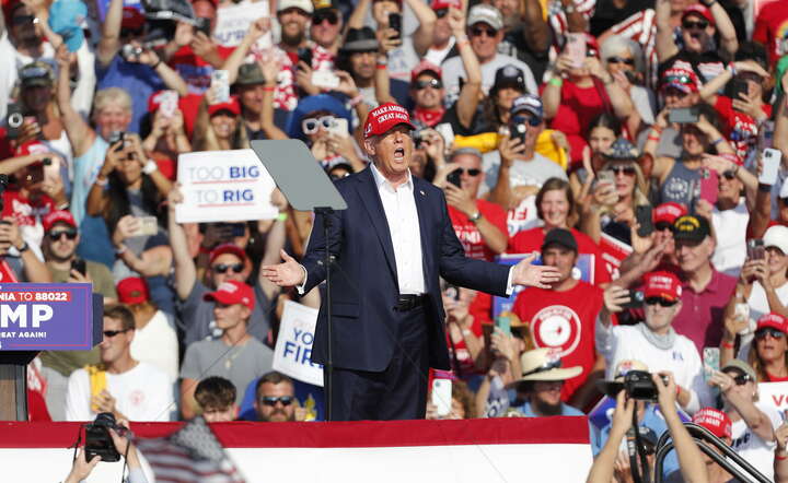 Donald Trump na kilka chwil przed zamachem / autor: PAP/EPA/DAVID MAXWELL