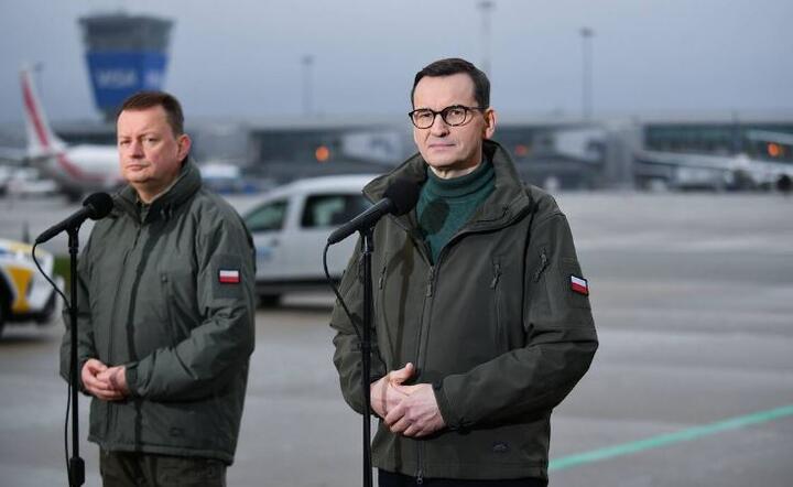 Mariusz Błaszczak i Mateusz Morawiecki  / autor: PAP/Marcin Obara 