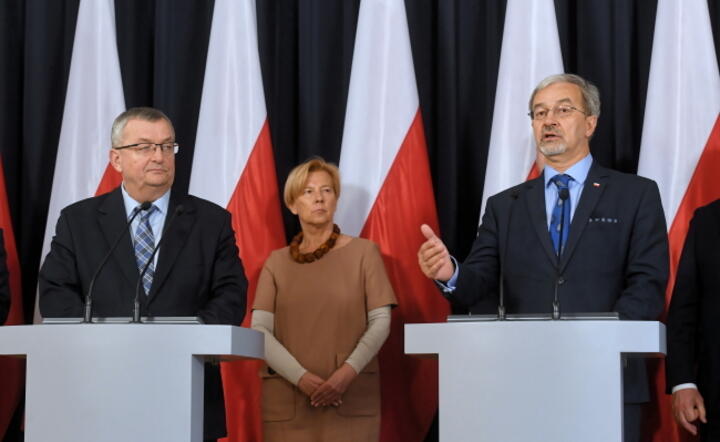 Minister infrastruktury Andrzej Adamczyk (L), minister inwestycji i rozwoju Jerzy Kwieciński (P) wiceminister inwestycji i rozwoju Małgorzata Zielińska / autor: PAP/Piotr Nowak