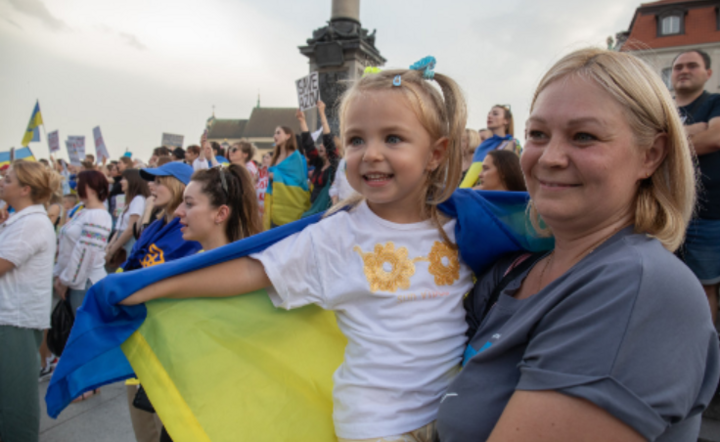 Demonstracja, spotkanie Ukraińców na Placu Zamkowym z okazji Dnia Niepodleglosci Ukrainy.  / autor: Fratria/ Andrzej Wiktor
