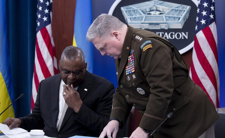 Sekretarz obrony USA Lloyd Austin i Szef Połączonych Sztabów USA, gen.Mark Milley / autor: PAP/EPA