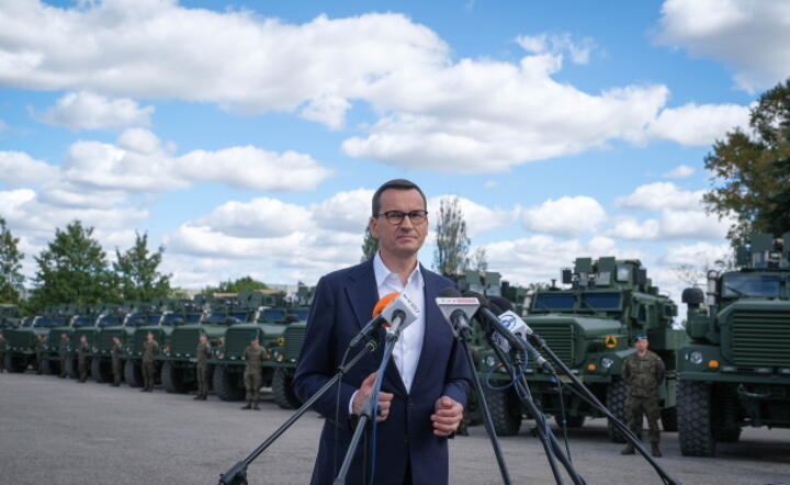 Premier Mateusz Morawiecki podczas wizyty w 18 Dywizji Zmechanizowanej im. gen. broni Tadeusza Buka w Siedlcach. / autor: PAP/Mateusz Marek